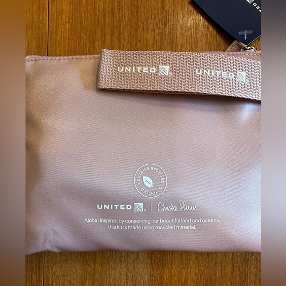 NWT - United Airlines Hawaii Amenity Kit with UA Body - Picture 3 of 3